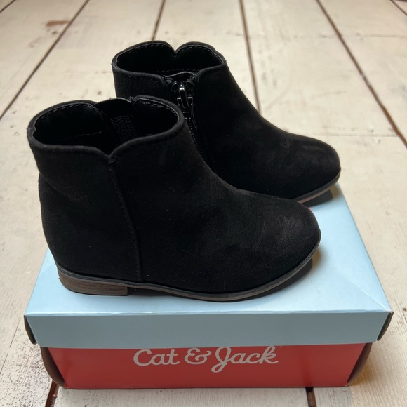 EUC. Cat & Jack Penelope boot. Size 7. In original box. - Picture 2 of 6